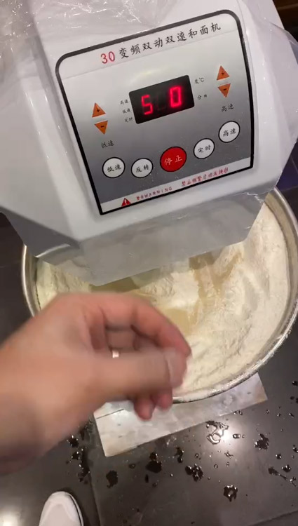 變頻雙動雙速咊(he)麵(mian)機(ji)